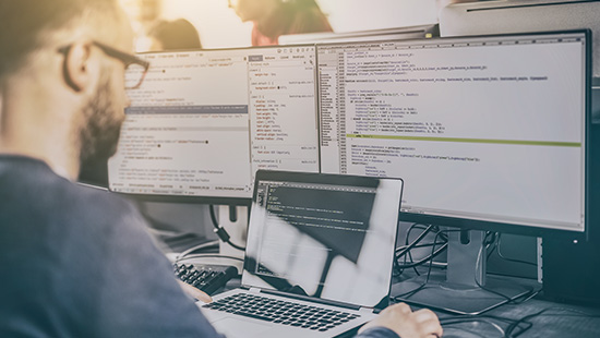 Programmētāja profesija visbiežāk asociējas ar noslēgtu dzīvesveidu. Tādi intraverti, briļļaini cilvēki, kas dzīvo savā pasaulē.